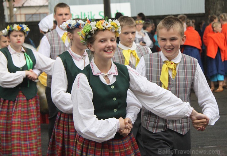 Mainīgos laika apstākļos (10.07.2015) dejotāji izdejo lieluzvedumu «Līdz varavīksnei tikt» 153679