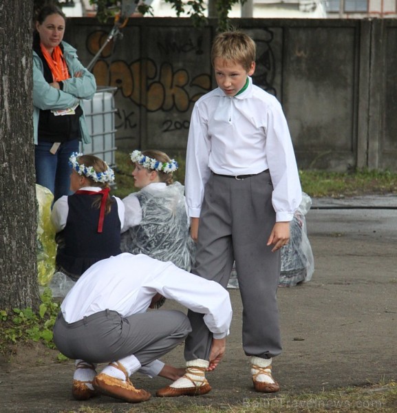 Mainīgos laika apstākļos (10.07.2015) dejotāji izdejo lieluzvedumu «Līdz varavīksnei tikt» 153694