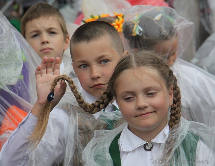 Mainīgos laika apstākļos (10.07.2015) dejotāji izdejo lieluzvedumu «Līdz varavīksnei tikt» 153695