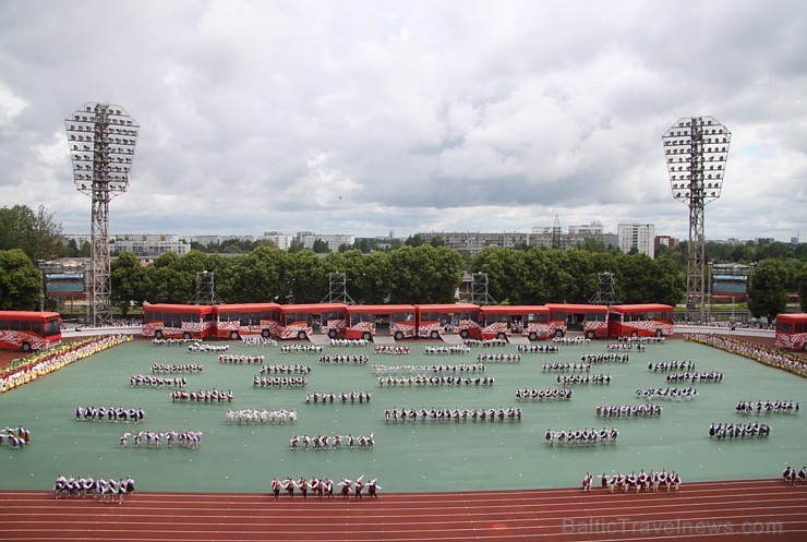 Daugavas stadionā ir grandiozi noslēdzies deju lielkoncerts «Līdz varavīksnei tikt» 153836