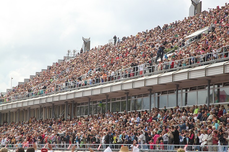 Daugavas stadionā ir grandiozi noslēdzies deju lielkoncerts «Līdz varavīksnei tikt» 153837