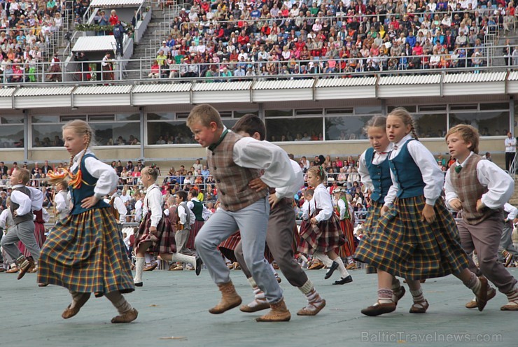 Daugavas stadionā ir grandiozi noslēdzies deju lielkoncerts «Līdz varavīksnei tikt» 153838