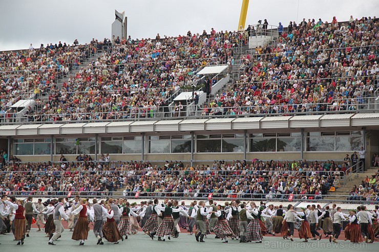 Daugavas stadionā ir grandiozi noslēdzies deju lielkoncerts «Līdz varavīksnei tikt» 153842