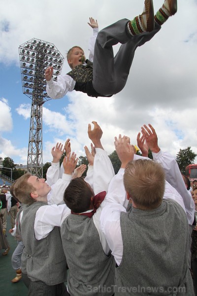 Daugavas stadionā ir grandiozi noslēdzies deju lielkoncerts «Līdz varavīksnei tikt» 153859