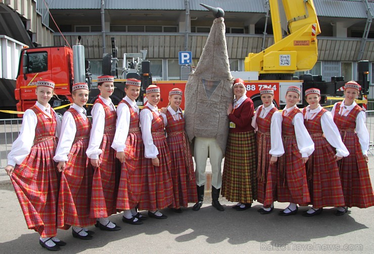 Daugavas stadionā ir grandiozi noslēdzies deju lielkoncerts «Līdz varavīksnei tikt» 154075