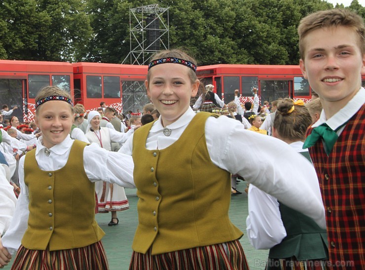 Daugavas stadionā ir grandiozi noslēdzies deju lielkoncerts «Līdz varavīksnei tikt» 154083