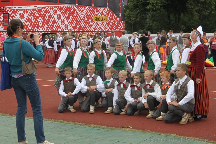 Daugavas stadionā ir grandiozi noslēdzies deju lielkoncerts «Līdz varavīksnei tikt» 154085