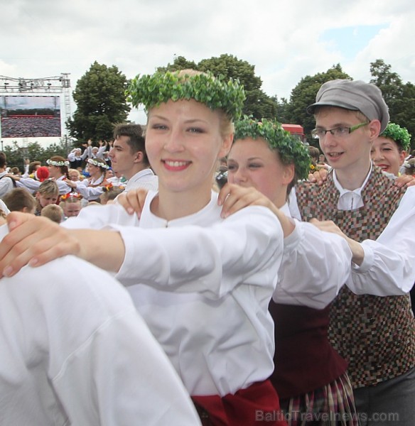 Daugavas stadionā ir grandiozi noslēdzies deju lielkoncerts «Līdz varavīksnei tikt» 154298