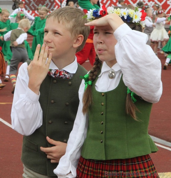 Daugavas stadionā ir grandiozi noslēdzies deju lielkoncerts «Līdz varavīksnei tikt» 154744