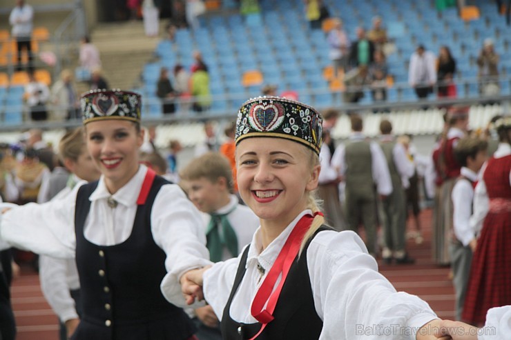 Daugavas stadionā ir grandiozi noslēdzies deju lielkoncerts «Līdz varavīksnei tikt» 154752