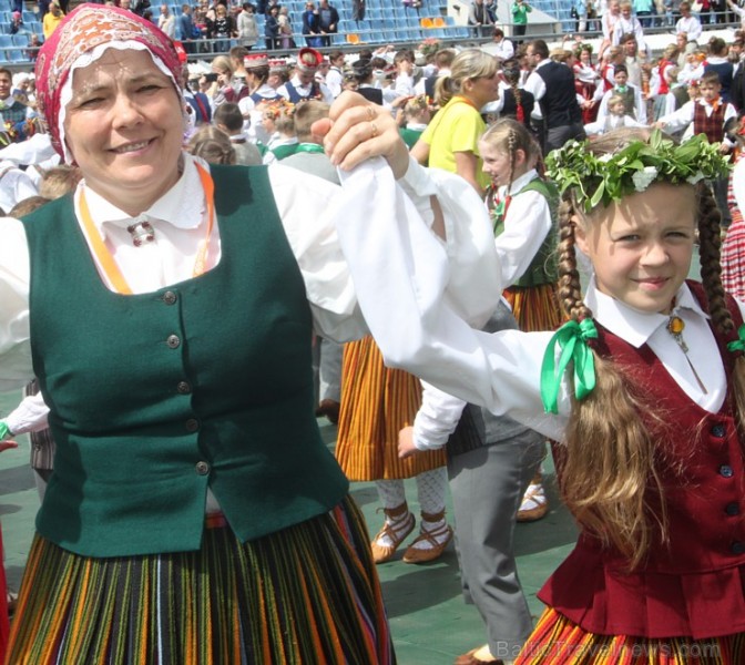 Daugavas stadionā ir grandiozi noslēdzies deju lielkoncerts «Līdz varavīksnei tikt» 154762