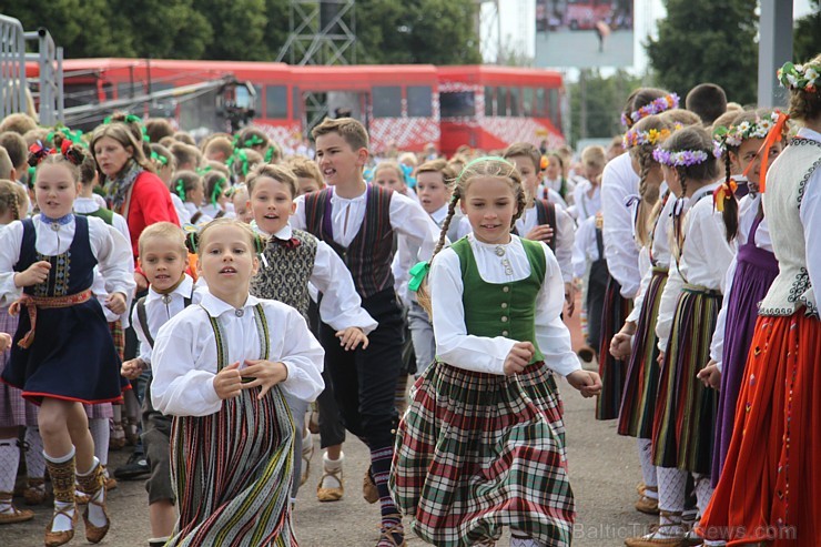 Daugavas stadionā ir grandiozi noslēdzies deju lielkoncerts «Līdz varavīksnei tikt» 154774