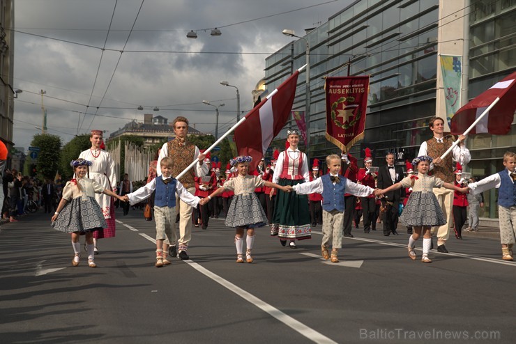 XI Latvijas skolu jaunatnes dziesmu un deju svētku gājiens - atrodi savu kolektīvu (1.daļa) 153875