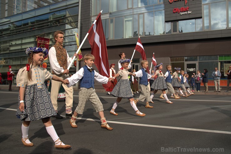 XI Latvijas skolu jaunatnes dziesmu un deju svētku gājiens - atrodi savu kolektīvu (1.daļa) 153876