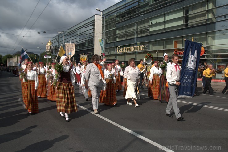 XI Latvijas skolu jaunatnes dziesmu un deju svētku gājiens - atrodi savu kolektīvu (1.daļa) 153898