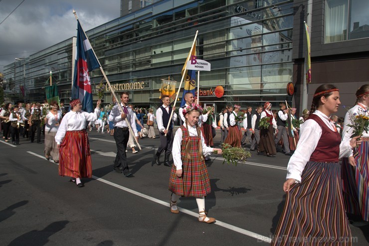 XI Latvijas skolu jaunatnes dziesmu un deju svētku gājiens - atrodi savu kolektīvu (1.daļa) 153905