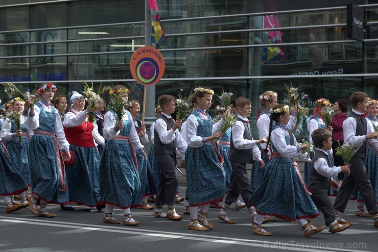 XI Latvijas skolu jaunatnes dziesmu un deju svētku gājiens - atrodi savu kolektīvu (1.daļa) 153968