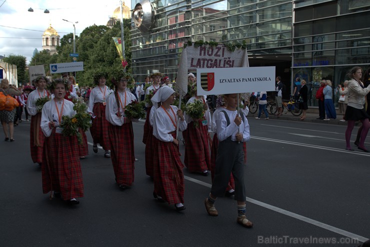 XI Latvijas skolu jaunatnes dziesmu un deju svētku gājiens - atrodi savu kolektīvu (1.daļa) 153998