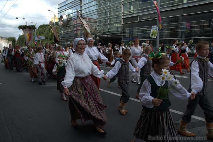 XI Latvijas skolu jaunatnes dziesmu un deju svētku gājiens - atrodi savu kolektīvu (1.daļa) 154049