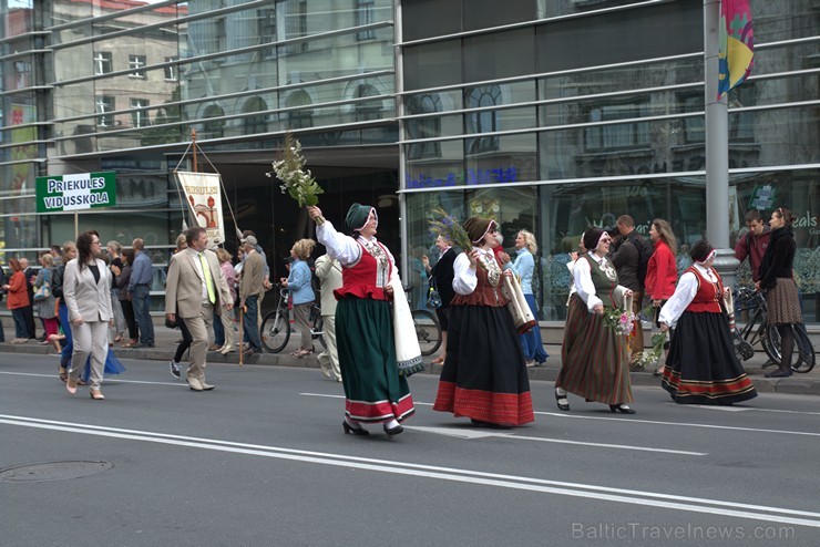 XI Latvijas skolu jaunatnes dziesmu un deju svētku gājiens - atrodi savu kolektīvu (1.daļa) 154065