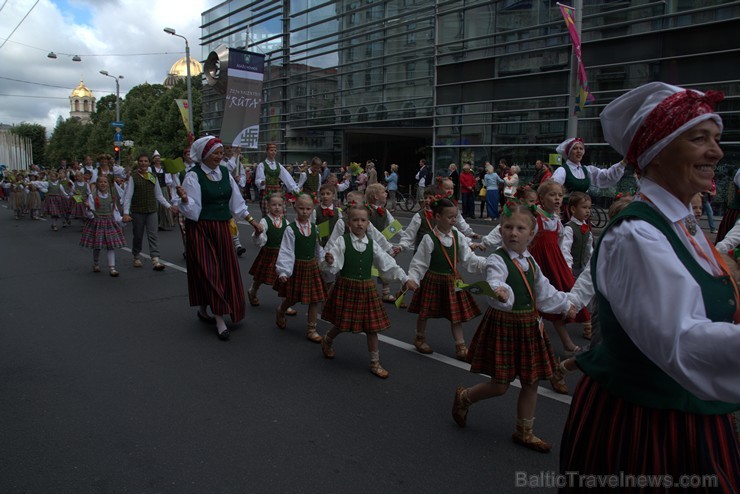 XI Latvijas skolu jaunatnes dziesmu un deju svētku gājiens - atrodi savu kolektīvu (3.daļa) 154100