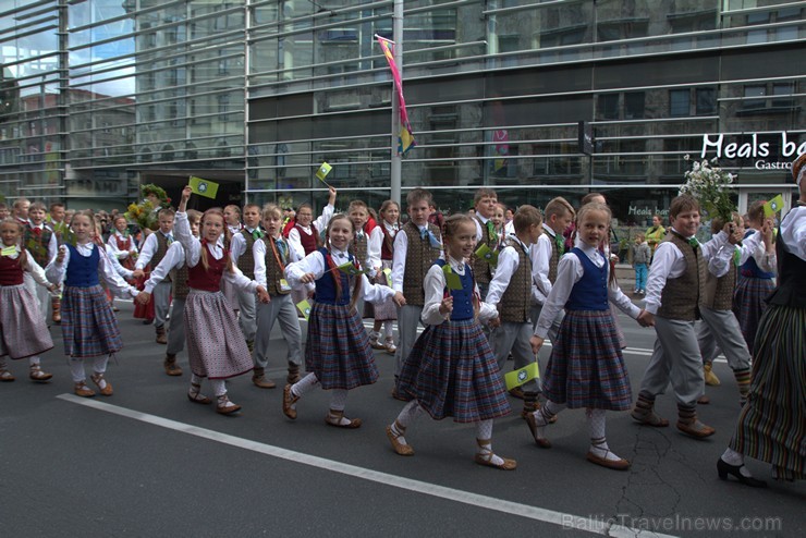 XI Latvijas skolu jaunatnes dziesmu un deju svētku gājiens - atrodi savu kolektīvu (3.daļa) 154111