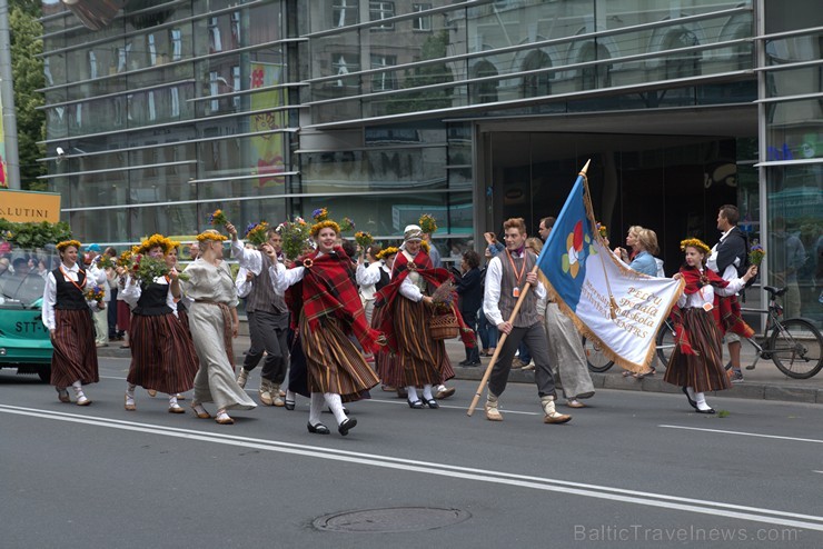 XI Latvijas skolu jaunatnes dziesmu un deju svētku gājiens - atrodi savu kolektīvu (3.daļa) 154161