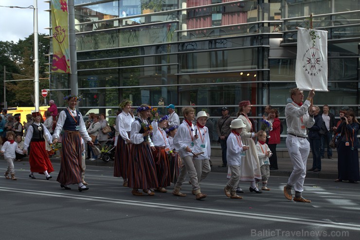 XI Latvijas skolu jaunatnes dziesmu un deju svētku gājiens - atrodi savu kolektīvu (4.daļa) 154211