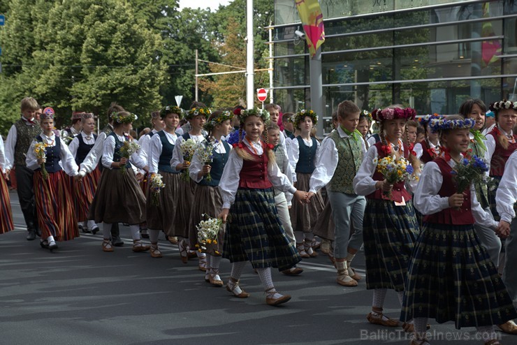 XI Latvijas skolu jaunatnes dziesmu un deju svētku gājiens - atrodi savu kolektīvu (4.daļa) 154218