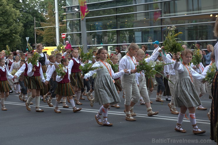 XI Latvijas skolu jaunatnes dziesmu un deju svētku gājiens - atrodi savu kolektīvu (4.daļa) 154229