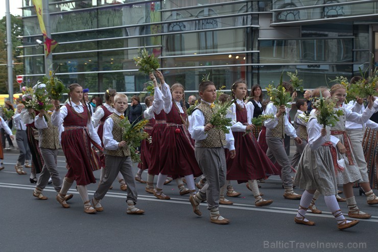 XI Latvijas skolu jaunatnes dziesmu un deju svētku gājiens - atrodi savu kolektīvu (4.daļa) 154232