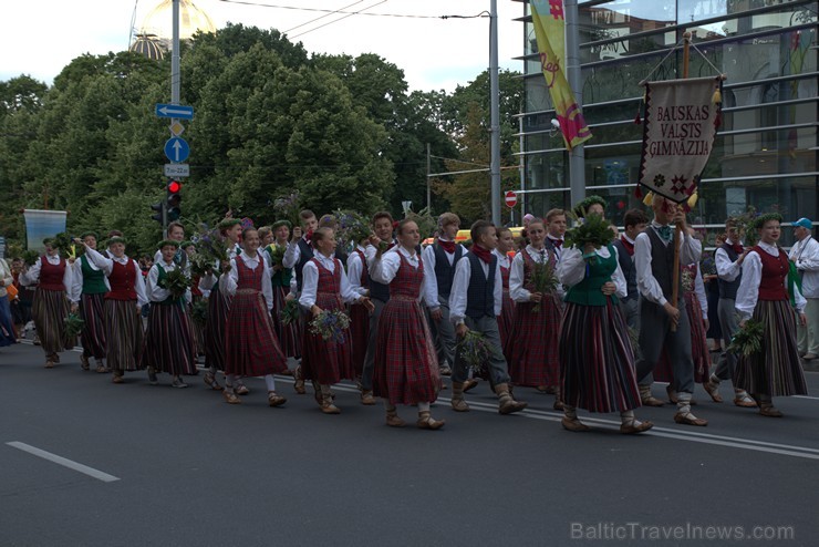 XI Latvijas skolu jaunatnes dziesmu un deju svētku gājiens - atrodi savu kolektīvu (4.daļa) 154239