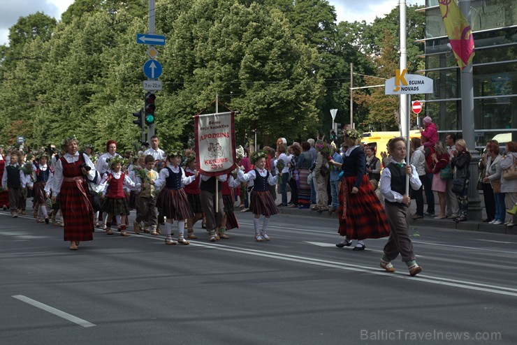 XI Latvijas skolu jaunatnes dziesmu un deju svētku gājiens - atrodi savu kolektīvu (4.daļa) 154245