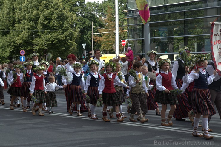 XI Latvijas skolu jaunatnes dziesmu un deju svētku gājiens - atrodi savu kolektīvu (4.daļa) 154247