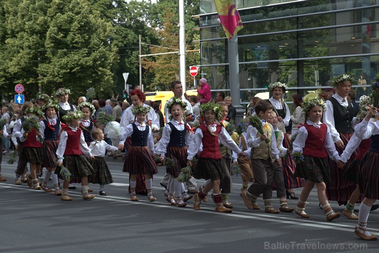 XI Latvijas skolu jaunatnes dziesmu un deju svētku gājiens - atrodi savu kolektīvu (4.daļa) 154248