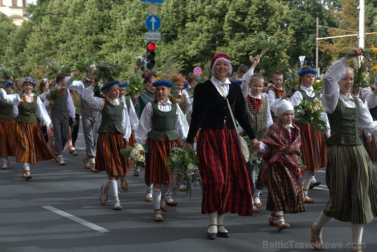 XI Latvijas skolu jaunatnes dziesmu un deju svētku gājiens - atrodi savu kolektīvu (4.daļa) 154257