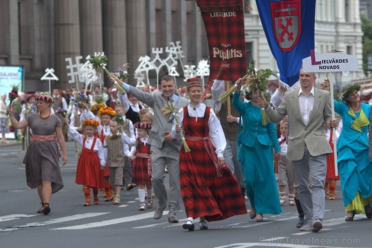 XI Latvijas skolu jaunatnes dziesmu un deju svētku gājiens - atrodi savu kolektīvu (4.daļa) 154267