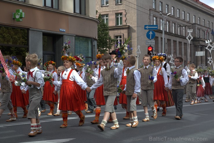 XI Latvijas skolu jaunatnes dziesmu un deju svētku gājiens - atrodi savu kolektīvu (4.daļa) 154269