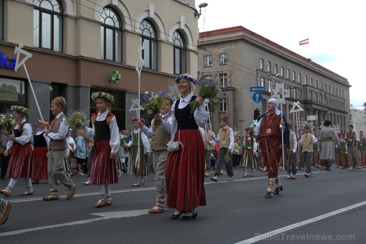 XI Latvijas skolu jaunatnes dziesmu un deju svētku gājiens - atrodi savu kolektīvu (4.daļa) 154272