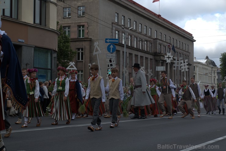 XI Latvijas skolu jaunatnes dziesmu un deju svētku gājiens - atrodi savu kolektīvu (4.daļa) 154273