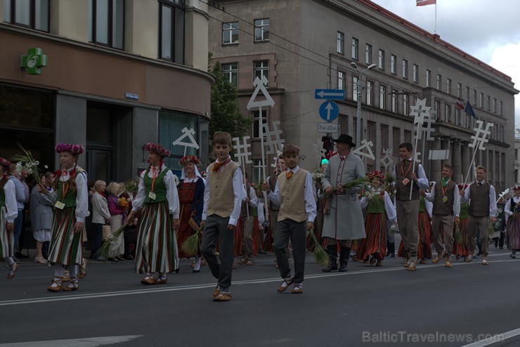 XI Latvijas skolu jaunatnes dziesmu un deju svētku gājiens - atrodi savu kolektīvu (4.daļa) 154274