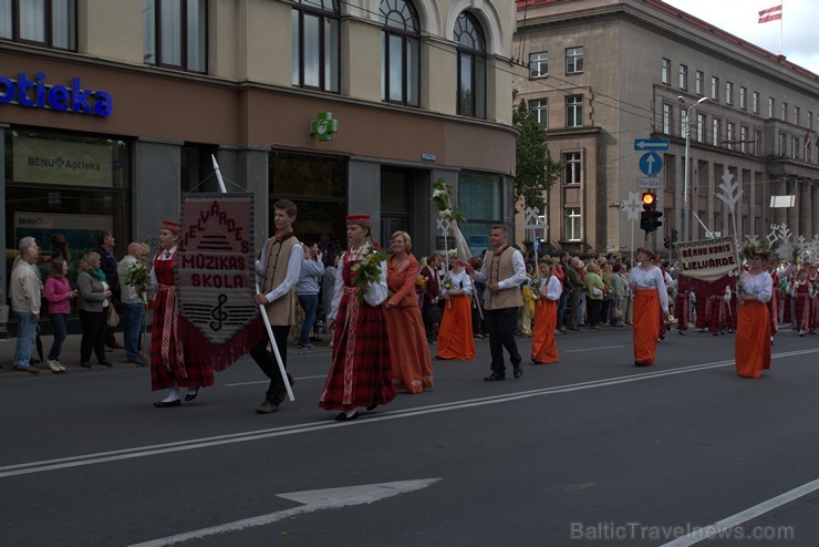 XI Latvijas skolu jaunatnes dziesmu un deju svētku gājiens - atrodi savu kolektīvu (4.daļa) 154277