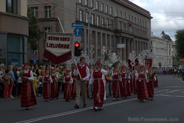 XI Latvijas skolu jaunatnes dziesmu un deju svētku gājiens - atrodi savu kolektīvu (4.daļa) 154278