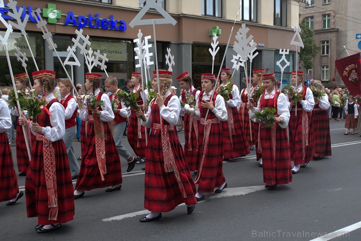 XI Latvijas skolu jaunatnes dziesmu un deju svētku gājiens - atrodi savu kolektīvu (4.daļa) 154281