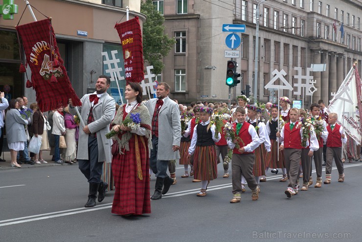 XI Latvijas skolu jaunatnes dziesmu un deju svētku gājiens - atrodi savu kolektīvu (4.daļa) 154282