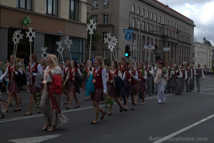 XI Latvijas skolu jaunatnes dziesmu un deju svētku gājiens - atrodi savu kolektīvu (4.daļa) 154284