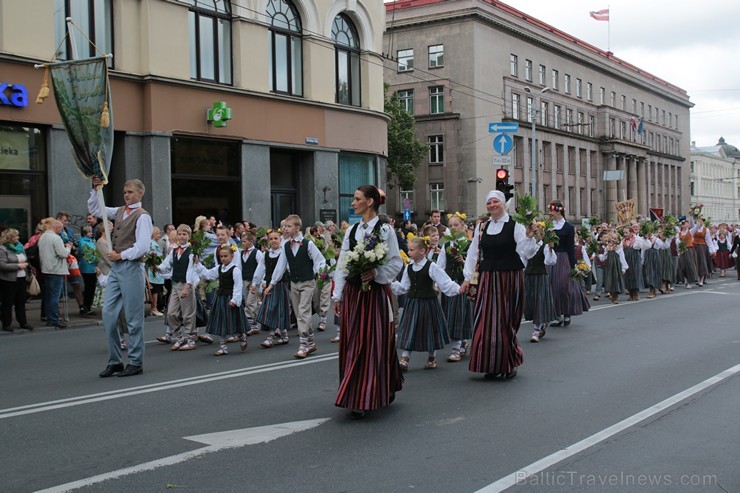 XI Latvijas skolu jaunatnes dziesmu un deju svētku gājiens - atrodi savu kolektīvu (4.daļa) 154287