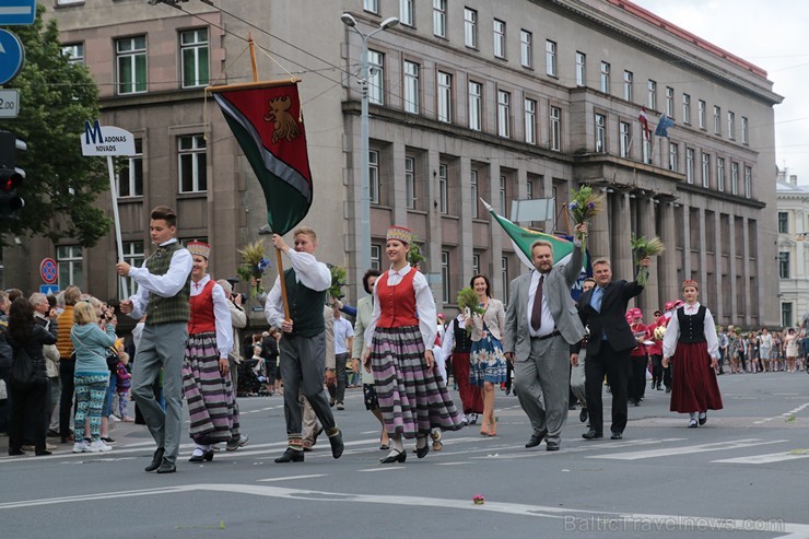 XI Latvijas skolu jaunatnes dziesmu un deju svētku gājiens - atrodi savu kolektīvu (4.daļa) 154292