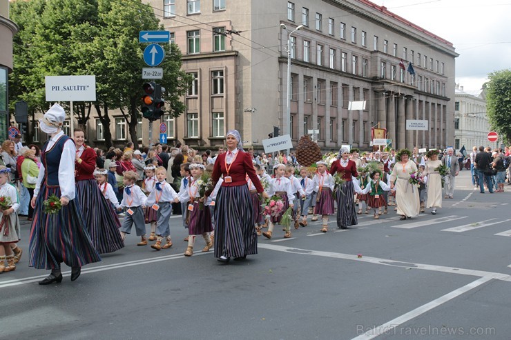 XI Latvijas skolu jaunatnes dziesmu un deju svētku gājiens - atrodi savu kolektīvu (5.daļa) 154332