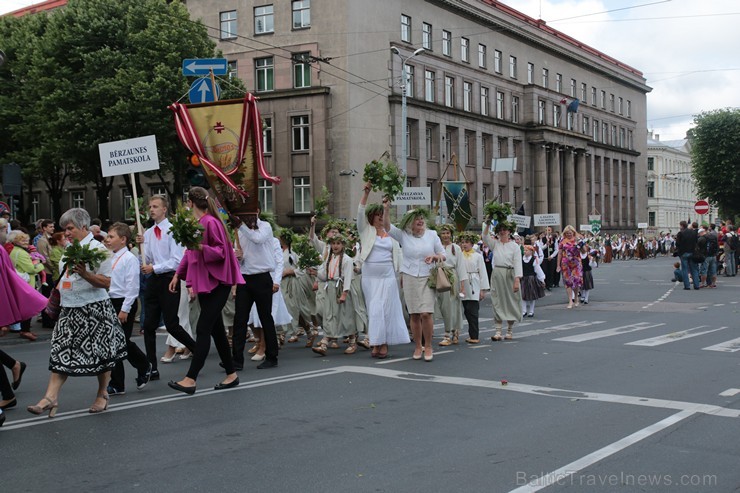 XI Latvijas skolu jaunatnes dziesmu un deju svētku gājiens - atrodi savu kolektīvu (5.daļa) 154335